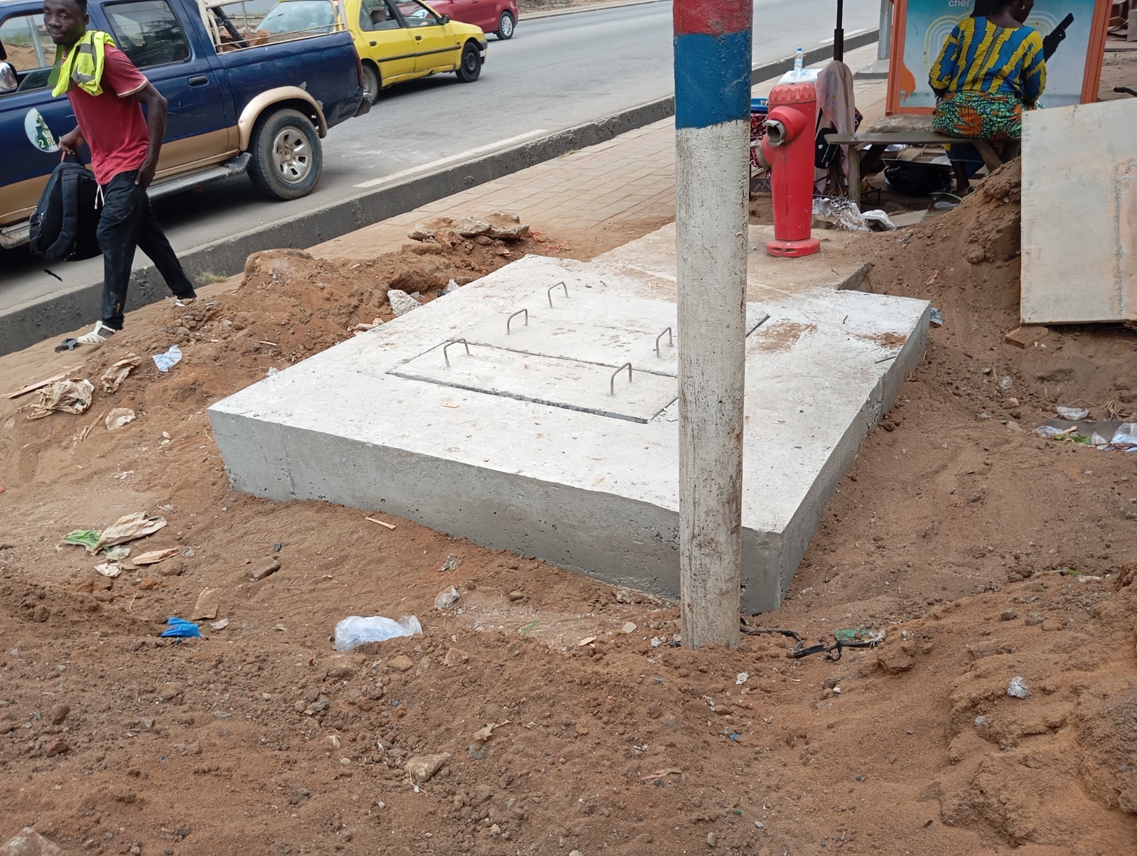 Regard béton armé terminé — zone péri-urbaine